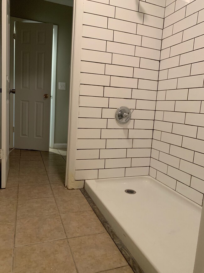 Building Photo - 812 Robin Hood Trail