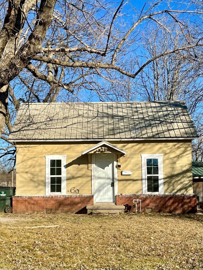 Building Photo - 1324 W Maple St