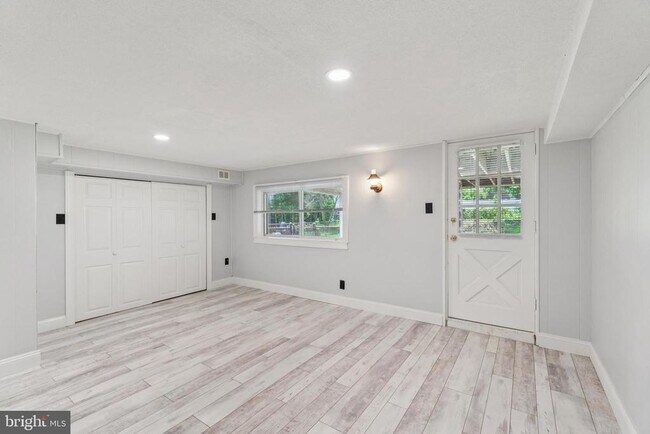 Building Photo - 11853 Brandon Rd