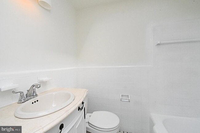 Building Photo - 2219 Ardmore Ave