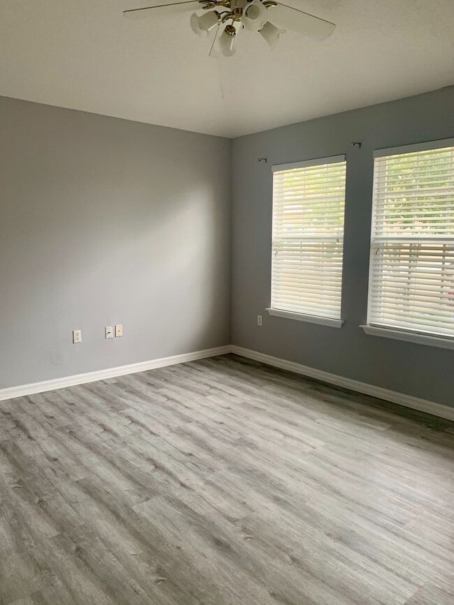 Building Photo - Spacious 2 bedroom/2 bath Condo with 1 car...