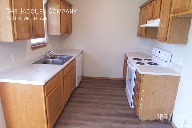 Building Photo - 2221 N Weller Ave