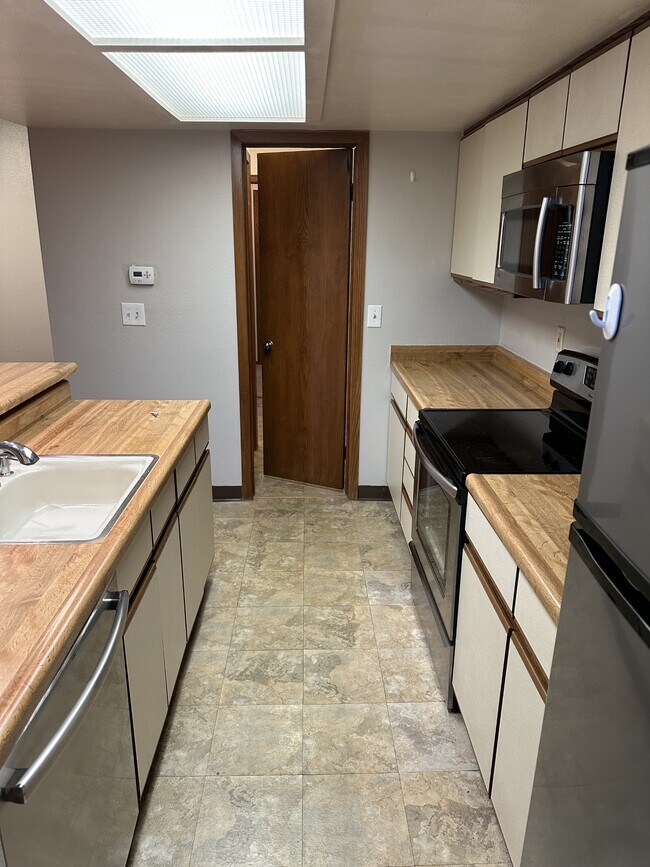 Building Photo - 2960 Shadow Creek Dr