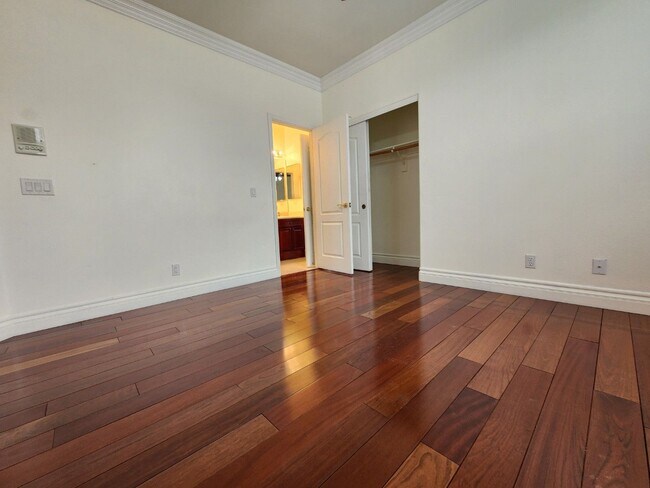 Building Photo - Entertainers Delight with minutes of shopping and restaurants