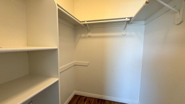 Building Photo - Las Vegas 2-Bed, 2-Bath Condo in Secure Ga...