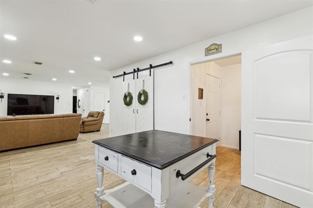 Building Photo - 724 Edgehill Dr