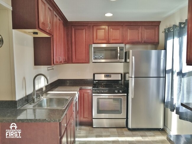Building Photo - 5 Bed / 2 Bath Single Family Duplex