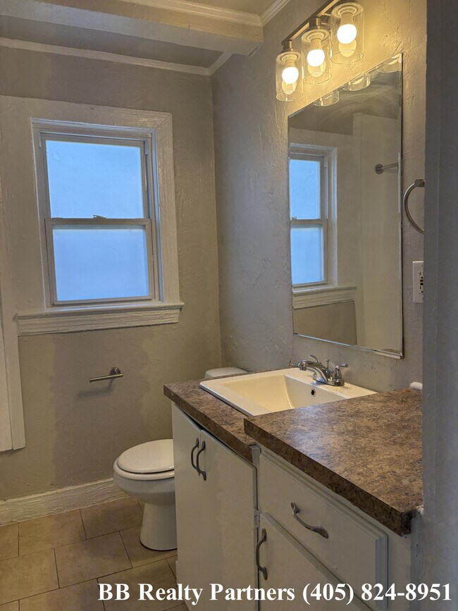 Building Photo - 2011 E 12th Pl