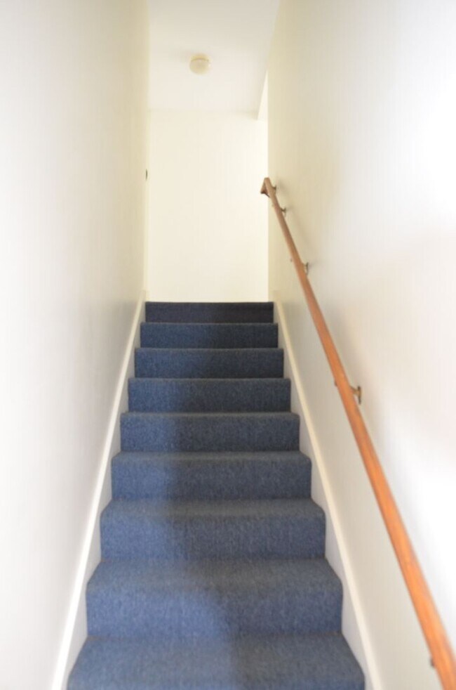 Building Photo - 15-17-17 Peru St