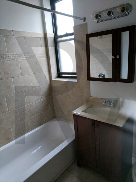 Building Photo - 630 W Cornelia Ave