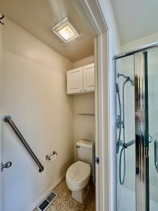 Building Photo - Spacious 3 Bed + Office | 3 Bath | 3-Car G...