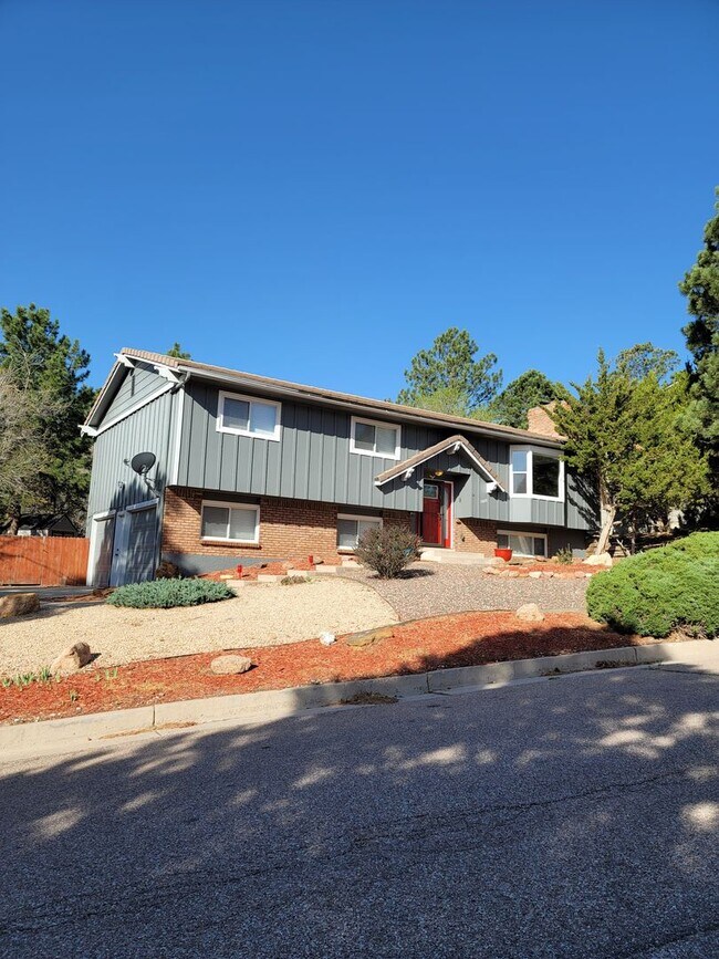 Building Photo - Gorgeous 4 Bedroom Home for Rent on Buckho...