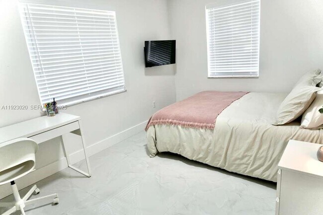 Building Photo - 1213 NW 6th Ave