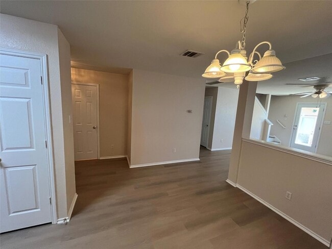 Building Photo - 513 Crater Lake Dr