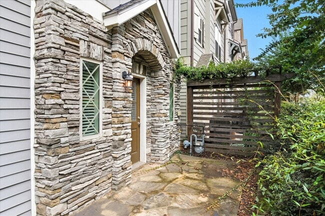 Building Photo - 545 Mirrormont Dr