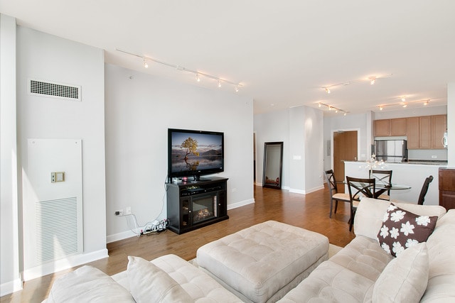 Building Photo - 1901 S Calumet Ave