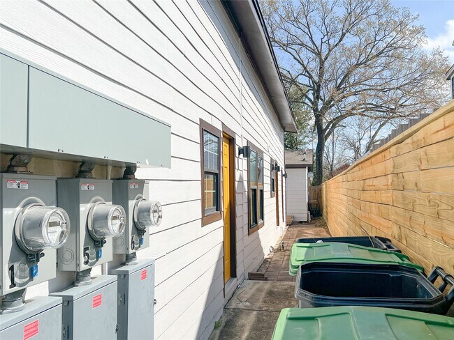 Building Photo - 201 Eastwood St