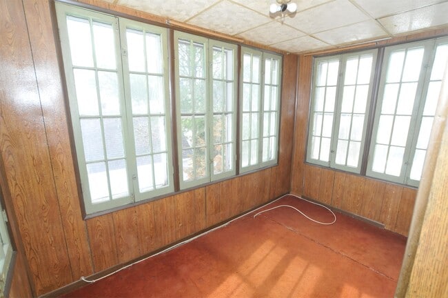 Building Photo - 407 Sanders Ave