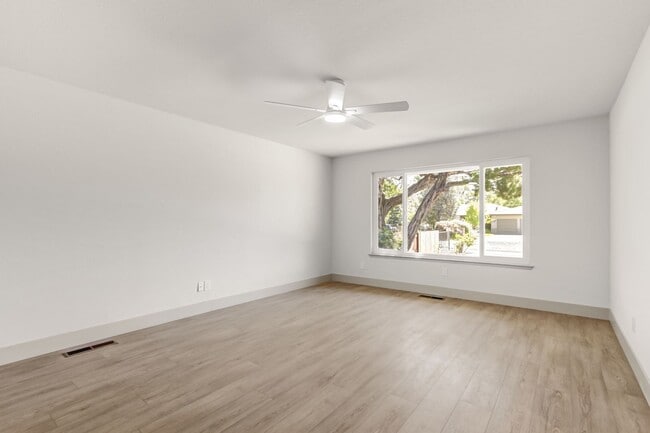 Building Photo - High-End 4-Bedroom Retreat | Designer Kitchen | Resort-Style Backyard & Pool!