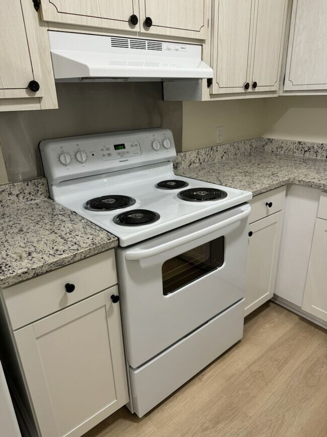 Building Photo - Two Bedroom 1 Bath