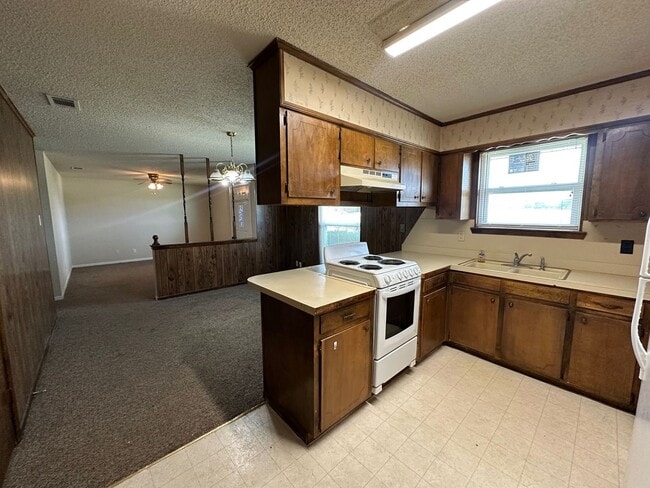 Building Photo - 204 Karem Cir