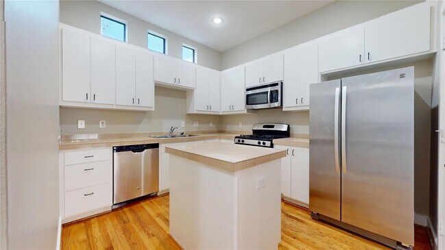 Building Photo - 8715 Meadowcroft Dr