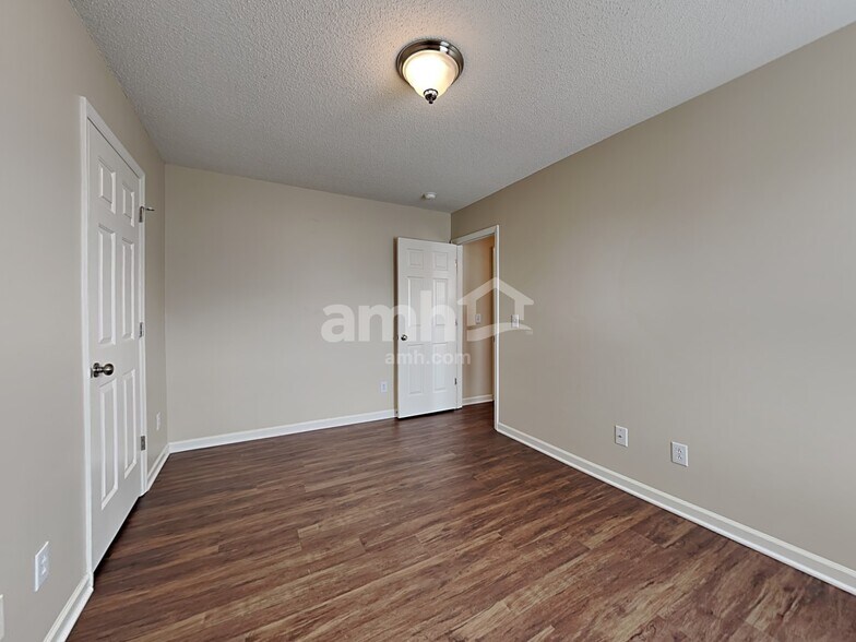 Building Photo - 5525 Bridgegate Dr