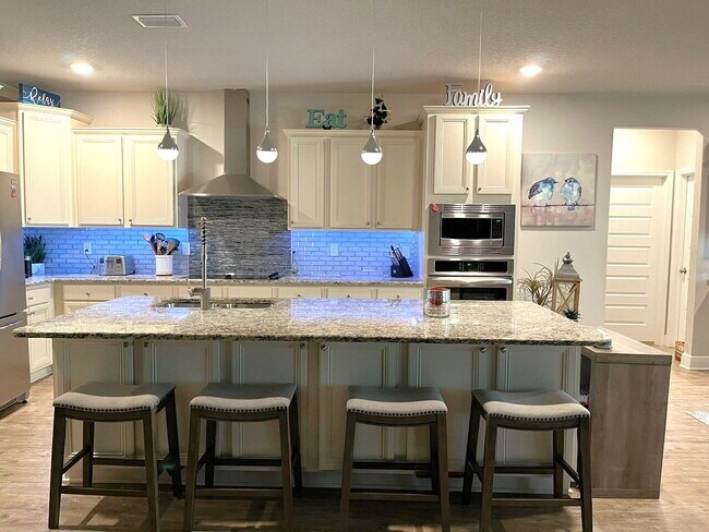 Building Photo - Beautiful 5 Bedroom Home with Pool in Holl...
