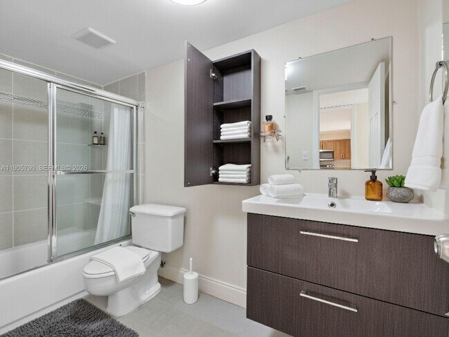 Building Photo - 2820 Somerset Dr