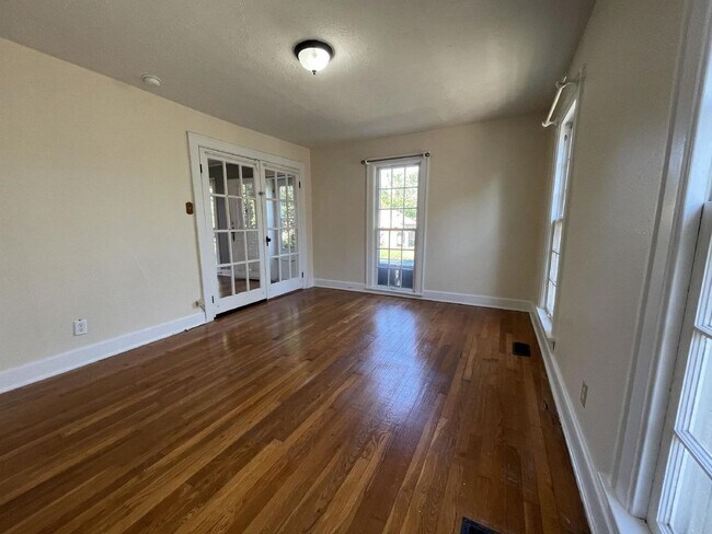 Building Photo - 405 S Eagleson Ave
