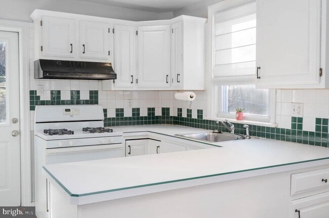 Building Photo - 209 Elm Ave