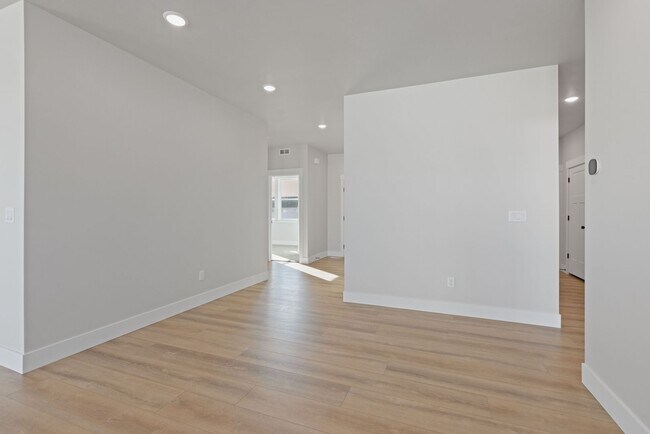 Building Photo - LEASE TAKE OVER PLEASE CALL TENANTS BRITTNEY 480-868-7733 OR Gunner Norton 480-450-0666 -FOR THIS...