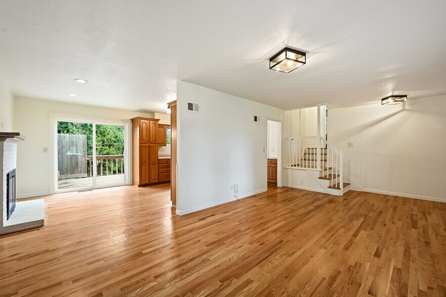 Building Photo - 303 S.W. Pinnell Dr