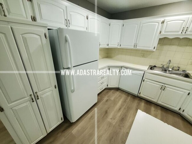 Building Photo - Spacious Duplex in the Heart of Olathe-Com...