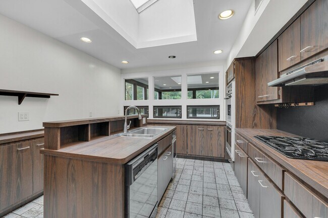 Building Photo - 370 Holland Ln
