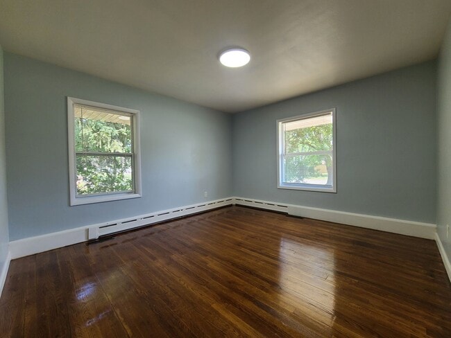 Building Photo - Spacious 4-Bed, 2-Bath Updated Home in Ben...