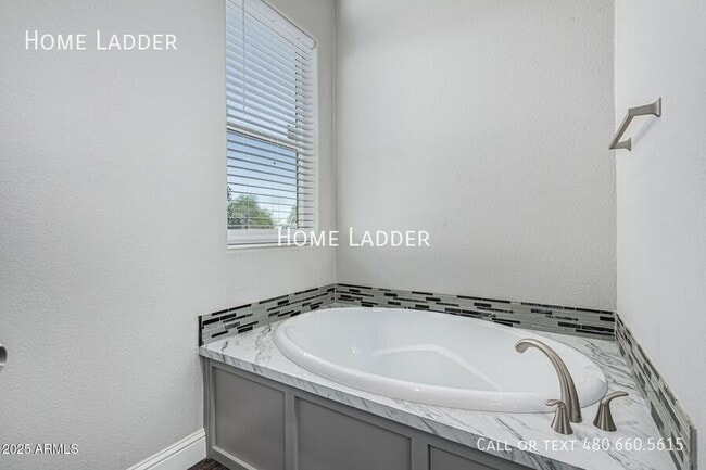 Building Photo - 32567 W Santa Cruz Ave