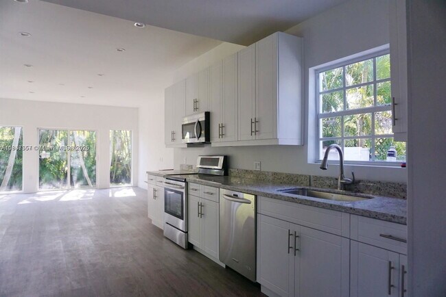 Building Photo - 2450 SW 19th Ave