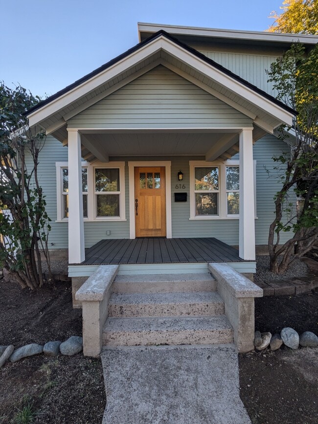 Building Photo - 616 Newtown St