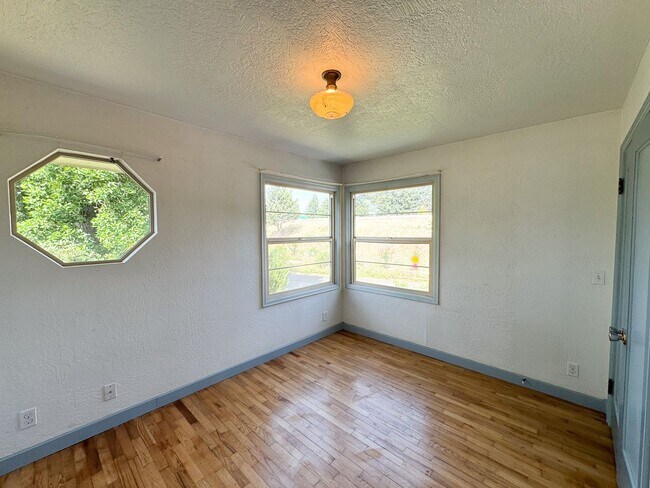 Building Photo - 3 Bed, 1.5 Bath overlooking the Rose Garden and Willamette River bike path in Whiteaker