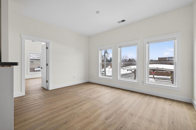 Building Photo - 116 E 3rd St