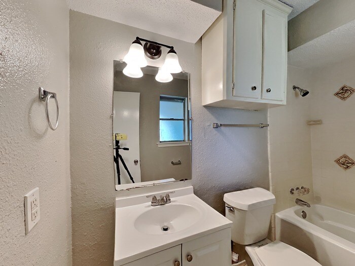 Building Photo - 5121 Parsley Ave