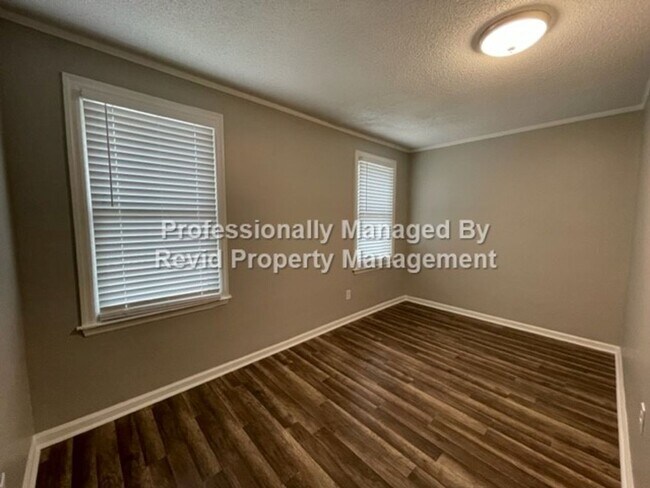 Building Photo - *FIRST MONTH RENT FREE* Freshly Renovated ...