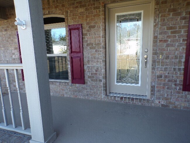 Building Photo - Spacious 3-Bedroom Home