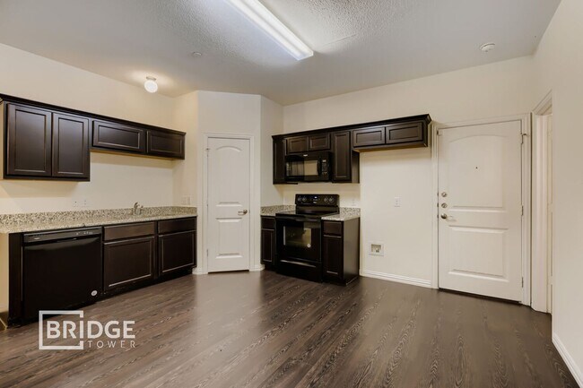 Building Photo - 1317 Lakecrest Ln