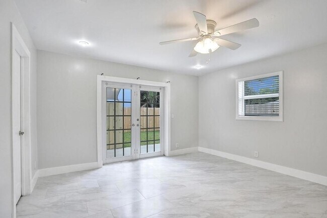 Building Photo - 800 SW 12th Ct