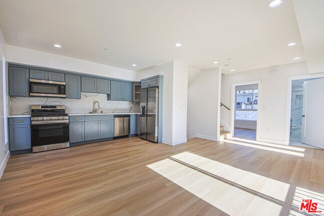 Building Photo - 10801 Kling St