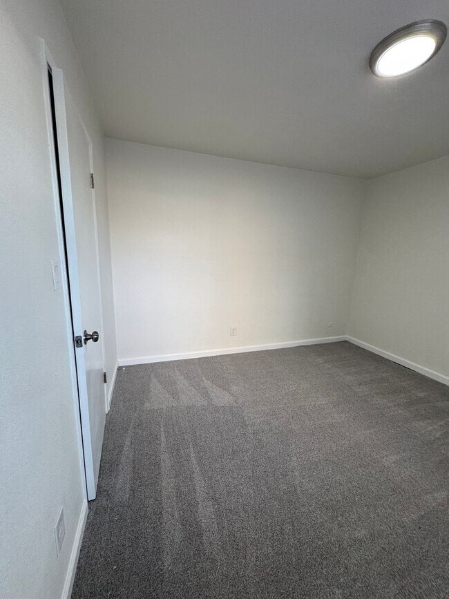 Building Photo - Downstairs 2 bed, 1 bath newly remolded unit coming soon!!