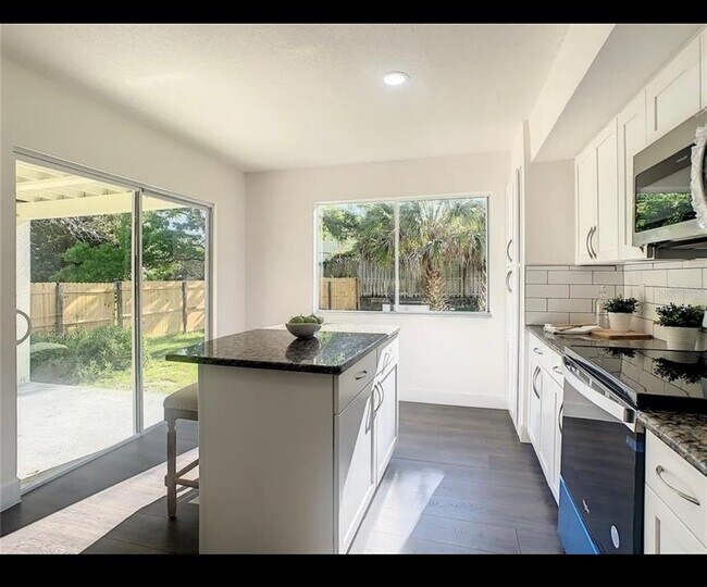 Building Photo - 401 Woodview Dr