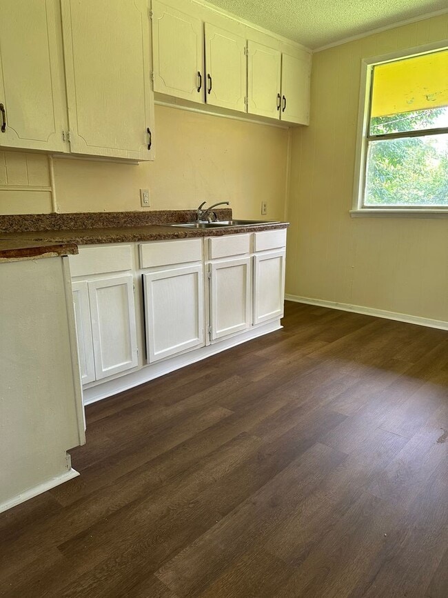 Building Photo - 2 Bedroom and 1 bath Central air and heat